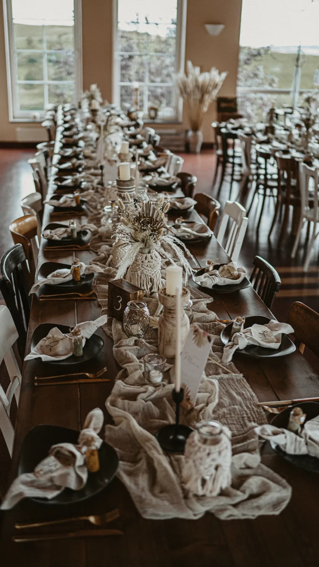 Dekorierter Tisch mit Blumen und Kerzen für Hochzeit