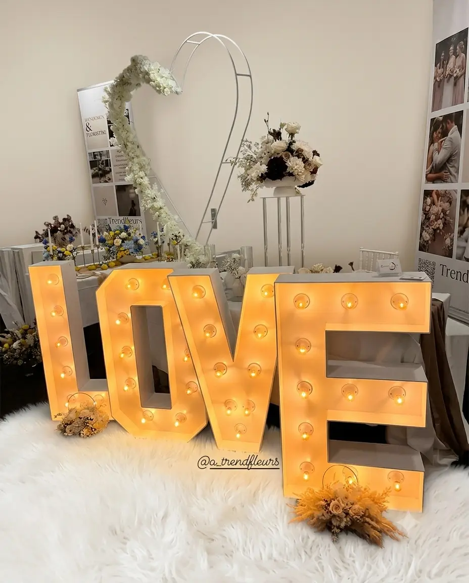Goldener Hoop mit Blumen — Dekoverleih für Hochzeiten