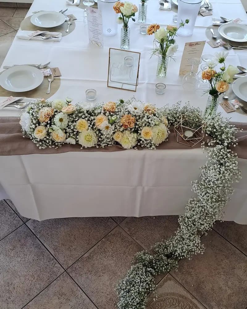 Elegante Hochzeitsfloristik — Brautstrauß und Tischdekoration